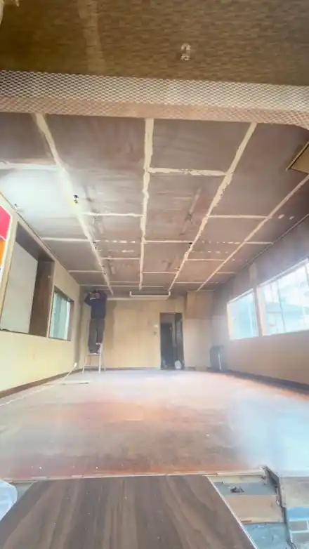 店舗の天井を茶色から白く塗り替えていく早送り映像