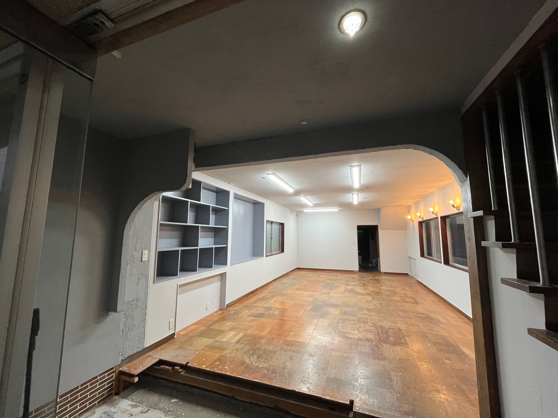 塗装と照明を終えた、昭和町の元洋装店の店舗