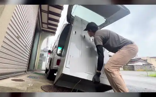 ロッカーを運び出して軽トラックに積む作業
