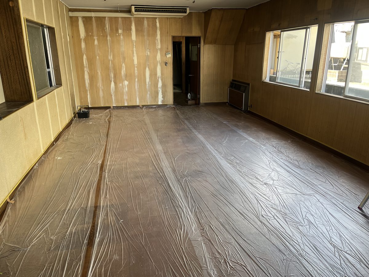 片付け後の店舗。床を養生した状態