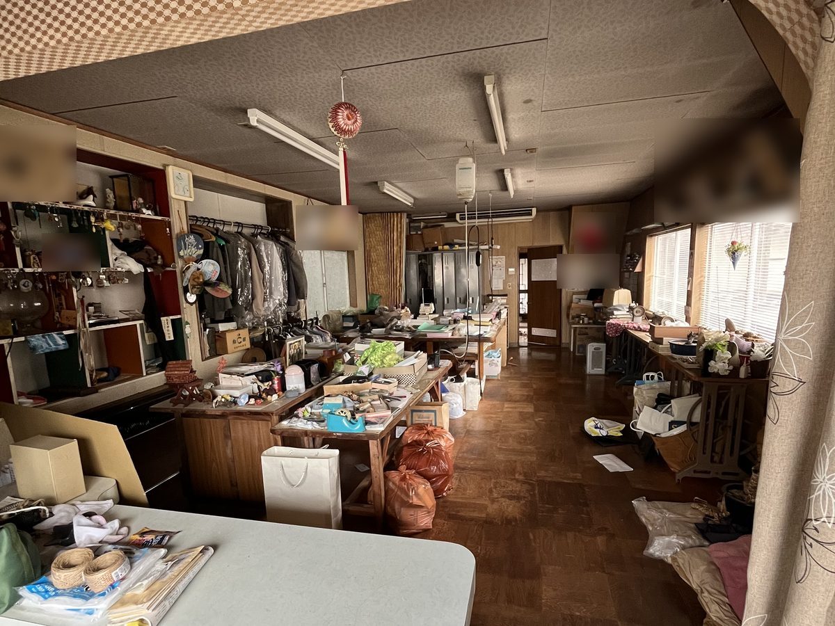 買った直後の店舗。前の住人の家財が残る