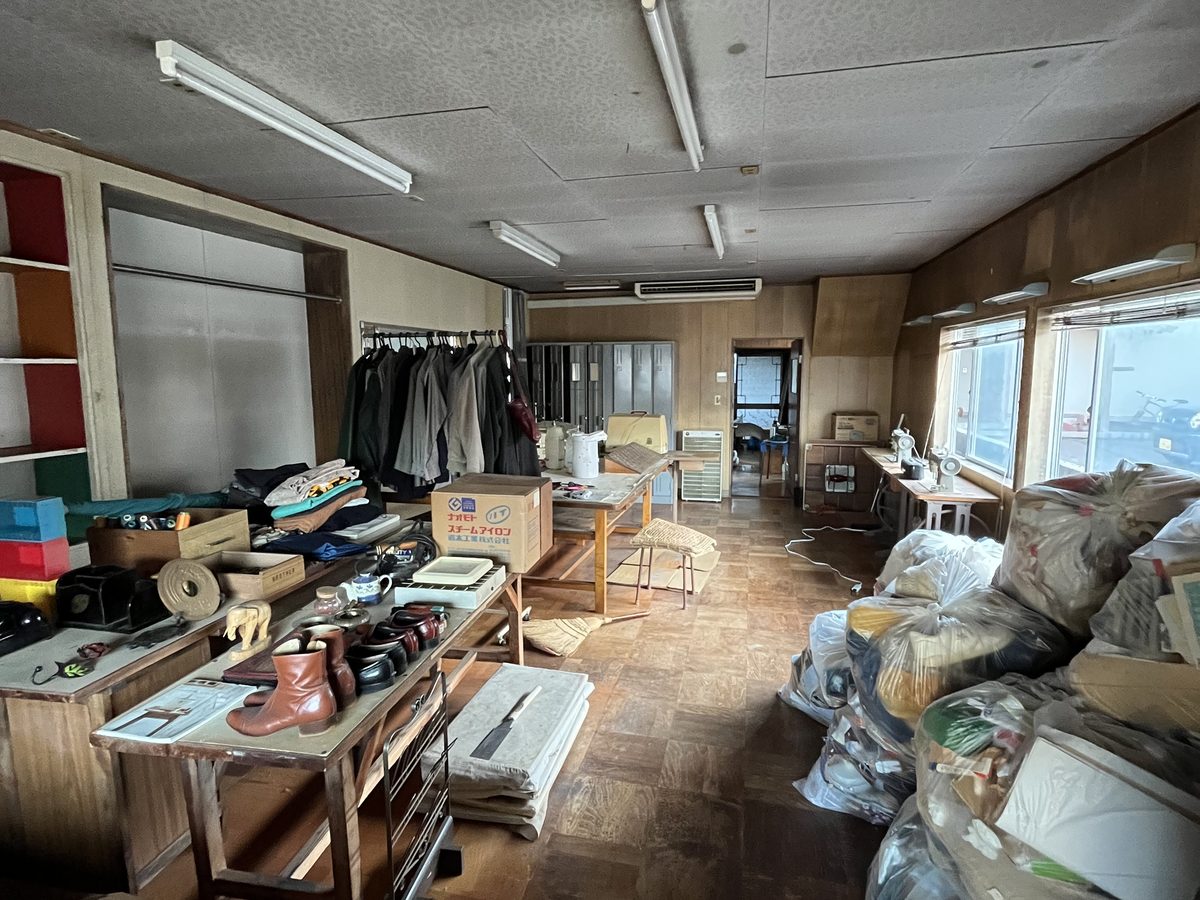 片付け前の店舗。家財と荷物が残る